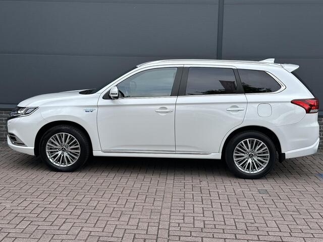 Mitsubishi OUTLANDER 2.4 PHEV Instyle 4WD / Navigatie via Apple Carplay & Android Auto / Afneembare Trekhaak / Elektrisch Verstelbare Stoelen / Lederen Bekleding / Achteruitrijcamera /