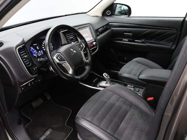 Mitsubishi OUTLANDER 240pk PHEV Intense+ Automaat 360° Camera | Cruise | Parkeersens. v+a | Stoel-/stuurverw. | Trekhaak | Panoramadak