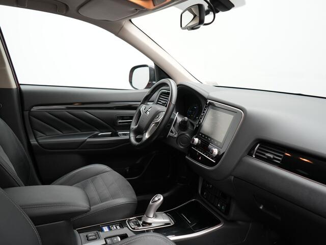 Mitsubishi OUTLANDER 2.4 Intense Plug in Hybrid 224pk Dealer O.H PHEV | Camera | Cruise Control | Alcantara Sportstoelen Verwarmd | Keyless entry | Apple Carplay | Navigatie | DAB |