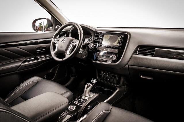 Mitsubishi OUTLANDER 2.0 PHEV instyle+ | Schuifdak | Leder | Adapt. Cruise | 18 inch LMV | Trekhaak