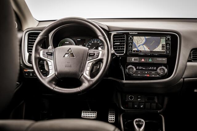 Mitsubishi OUTLANDER 2.0 PHEV instyle+ | Schuifdak | Leder | Adapt. Cruise | 18 inch LMV | Trekhaak