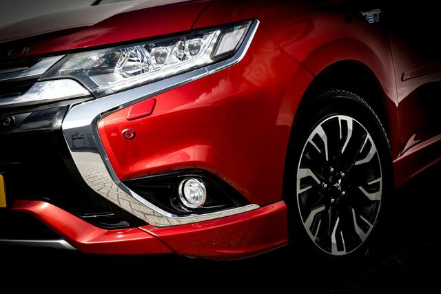 Mitsubishi OUTLANDER 2.0 PHEV instyle+ | Schuifdak | Leder | Adapt. Cruise | 18 inch LMV | Trekhaak