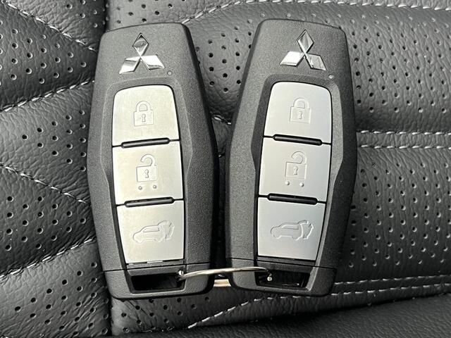 Mitsubishi OUTLANDER 2.4 PHEV Instyle Automaat / ¤3000,- Introductievoordeel / Elektrische Range 86 KM WLTP / Trekgewicht 1.600kg / 8 Jaar Fabrieksgarantie / HUD / Elektrisch Glazen Schuif- en Kanteldak / Elektrische Achterklep / Stuur- en Stoelverwarming / Stoelverkoeling /