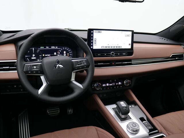 Mitsubishi OUTLANDER 2.4 PHEV Instyle+ / ¤4000,- Introductievoordeel / Rijklaarprijs / Elektrische Range 86 KM WLTP / 1600KG Trekgewicht / 8 Jaar Fabrieksgarantie / Two-Tone kleuren combinatie /