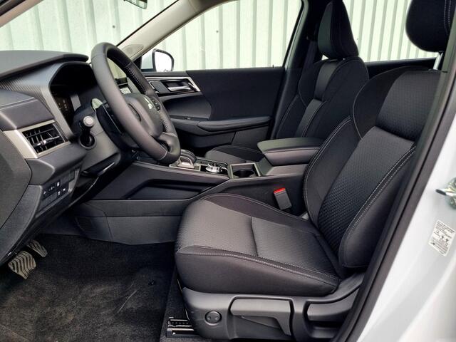 Mitsubishi OUTLANDER 2.4 PHEV Pure / ¤4000,- Voordeel Op Nieuwprijs / Nieuw Model 2025 / Elektrische Range 86 KM WLTP / 1600KG Trekgewicht / 8 Jaar Fabrieksgarantie