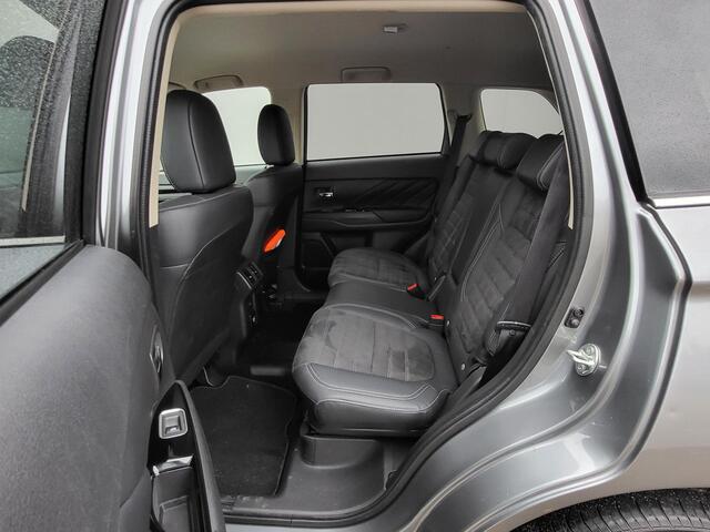 Mitsubishi OUTLANDER 2.4 PHEV Intense / Dealeronderhouden / Fabrieksgarantie / 1.500 kg trekgewicht / Winterwielen / Camera / Navigatie / Apple Carplay / Android Auto / Verwarmde voorstoelen /