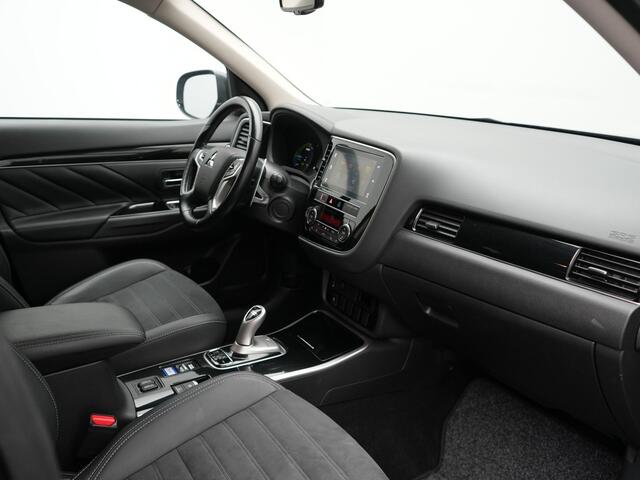 Mitsubishi OUTLANDER 2.4 Intense Plug In Hybrid 225pk Dealer O.H PHEV | Trekhaak Afneembaar | Alcantara Sportstoelen Verwarmd | Camera | Apple Carplay | Keyless | DAB |