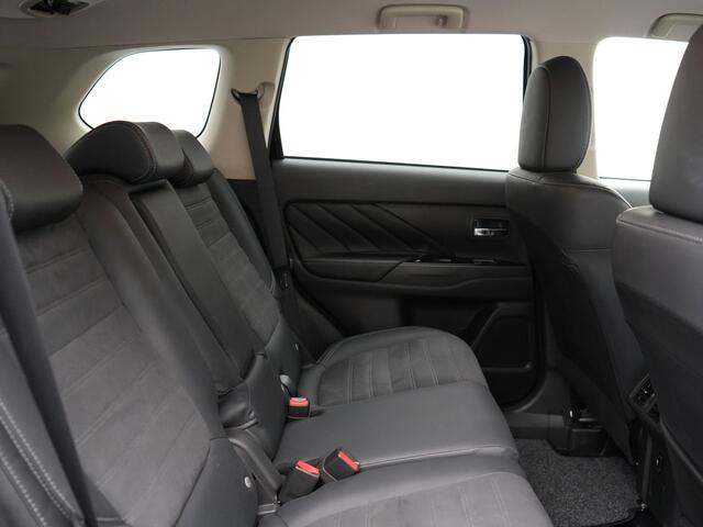 Mitsubishi OUTLANDER 2.4 Intense Plug In Hybrid 225pk Dealer O.H PHEV | Trekhaak Afneembaar | Alcantara Sportstoelen Verwarmd | Camera | Apple Carplay | Keyless | DAB |