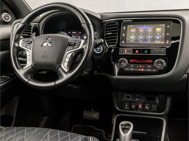Mitsubishi OUTLANDER 2.4 PHEV Deluxe 240Pk Automaat (SCHUIFDAK, APPLE CARPLAY, NAVIGATIE, LEDER, STUUR/STOELVERWARMING, ELEK SPORTSTOELEN, 360 CAMERA, ADAPTIVE CRUISE, TREKHAAK, ZWART HEMEL, NIEUWSTAAT)