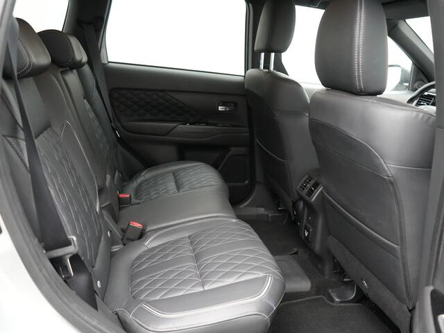 Mitsubishi OUTLANDER 2.4 Intense+ Plug In Hybrid 225pk Dealer O.H PHEV | Trekhaak Af Fabriek | 360 Camera | Lederen Sportstoelen Verwarmd | Apple Carplay | Blis | Cruise Control | Navigatie | Keyless | DAB | 18" L.M |