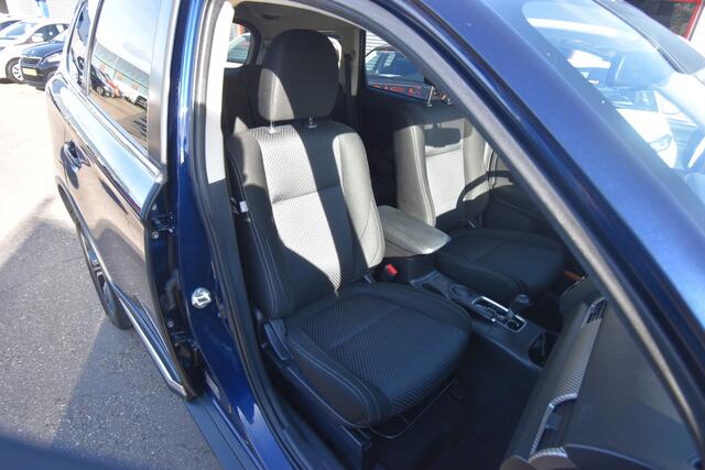 Mitsubishi OUTLANDER 2.0 Executive Edition 7-Pers , TREKHAAK , CLIMATR , NAVI , A UITRIJ CAM , LMV18 ,