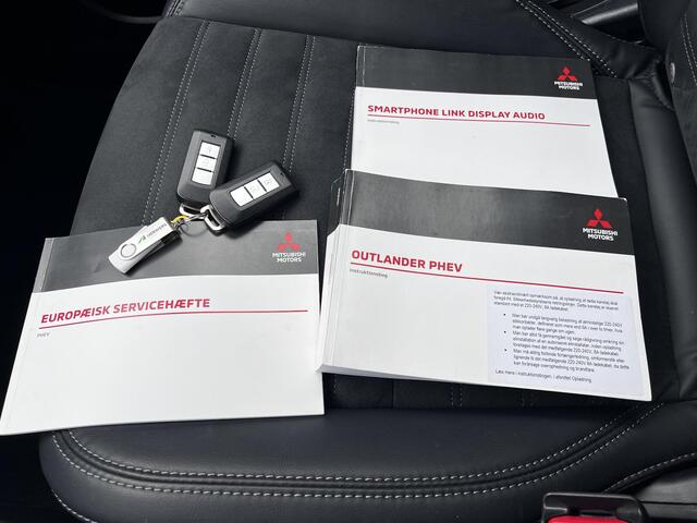 Mitsubishi OUTLANDER 2.4 PHEV Intense / Dealer onderhouden / Trekhaak 1.500 kg / Leder Alcantara / Achteruitrijcamera / Navigatie via Apple Carplay Android / 16" LM wielen /