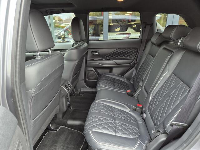 Mitsubishi OUTLANDER 2.4 PHEV Instyle | Schuif kanteldak | Navigatie |