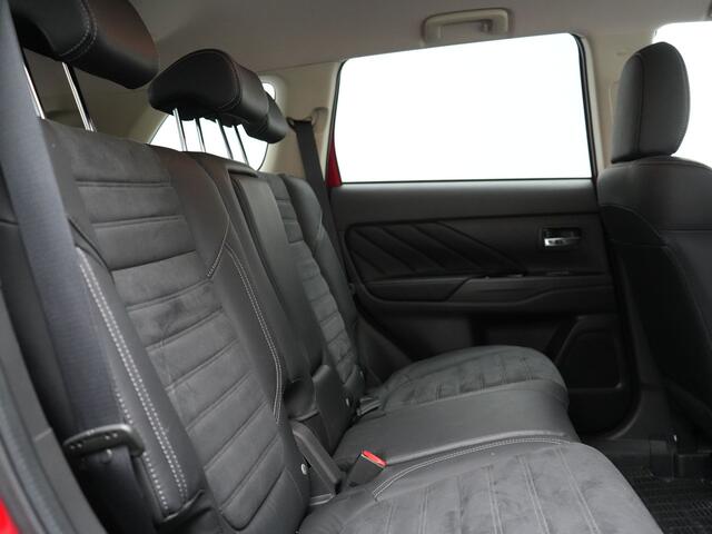 Mitsubishi OUTLANDER 2.4 Intense Plug In Hybrid 225pk Dealer O.H. PHEV | Cruise Control | Camera | Alcantara Sporstoelen Verwarmd | Keyless | Apple Carplay | Navigatie | DAB |