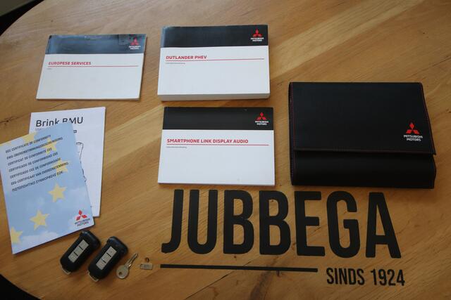 Mitsubishi OUTLANDER 2.4 PHEV Intense+ Opendak, trekhaak, E.Achterklep, Red Diamond