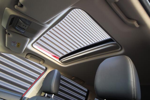 Mitsubishi OUTLANDER 2.4 PHEV Intense+ Opendak, trekhaak, E.Achterklep, Red Diamond