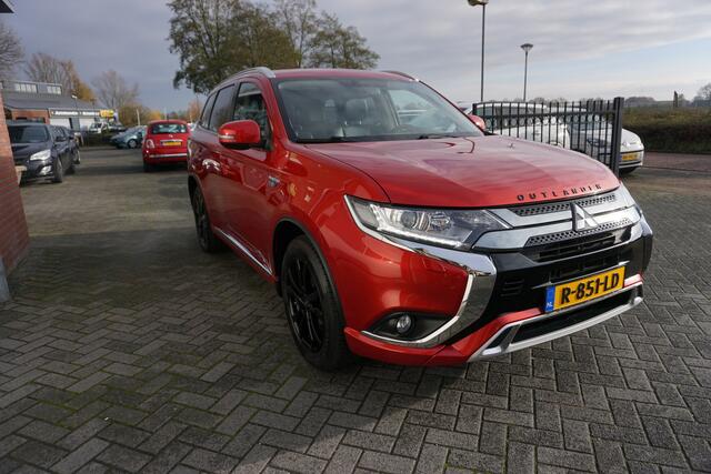 Mitsubishi OUTLANDER 2.4 PHEV S-EDITION CAMERA 19INCH 4X PERF ALL SEASON BANDEN ANDROID-APPLECARPLAY STOELVERWARMING TREKHAAK ECC AIRCO CRUISECONTROL BLUETOOTH PRIVACYGLAS 4X ELECTR.RAMEN-SPIEGELS