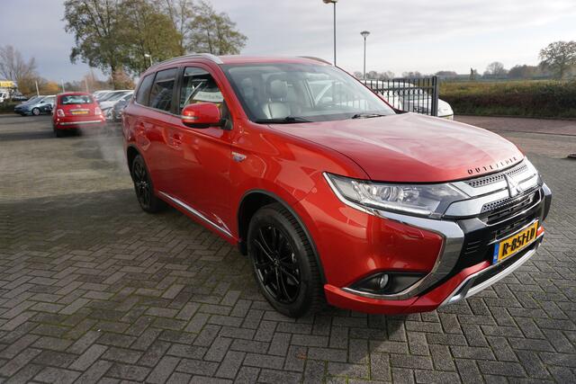 Mitsubishi OUTLANDER 2.4 PHEV S-EDITION CAMERA 19INCH 4X PERF ALL SEASON BANDEN ANDROID-APPLECARPLAY STOELVERWARMING TREKHAAK ECC AIRCO CRUISECONTROL BLUETOOTH PRIVACYGLAS 4X ELECTR.RAMEN-SPIEGELS