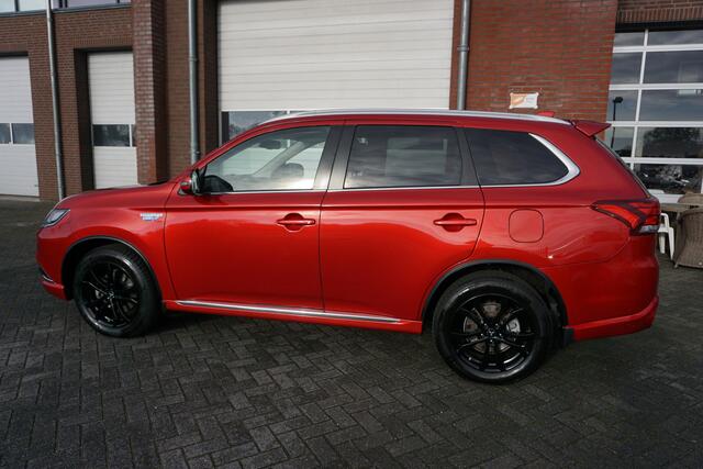 Mitsubishi OUTLANDER 2.4 PHEV S-EDITION CAMERA 19INCH 4X PERF ALL SEASON BANDEN ANDROID-APPLECARPLAY STOELVERWARMING TREKHAAK ECC AIRCO CRUISECONTROL BLUETOOTH PRIVACYGLAS 4X ELECTR.RAMEN-SPIEGELS