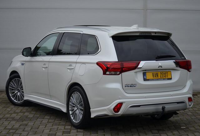 Mitsubishi OUTLANDER PHEV 2.4 INSTYLE 4WD | PLUG IN HYBRID | V2G | FULL OPTIONS | ADAPTIEF CRUISE | SCHUIFDAK | VERLAAGD | TREKHAAK 1500KG | SPORTPAKKET | ALL IN RIJKLAARPRIJS