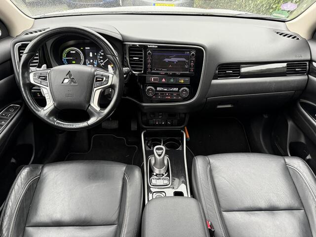 Mitsubishi OUTLANDER 2.0 PHEV Prestige | Leer | Schuifdak | Navi | Autom. Airco | Cruise Control | Stoel + Stuur verwarming | Trekhaak | Privacy Glass | PDC | 360 Camera | Nieuwe APK!