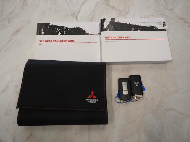 Mitsubishi OUTLANDER 2.4 PHEV Intense | Camera | Keyless | Power Sound | Trekhaak | Stoelverwarming | Carplay