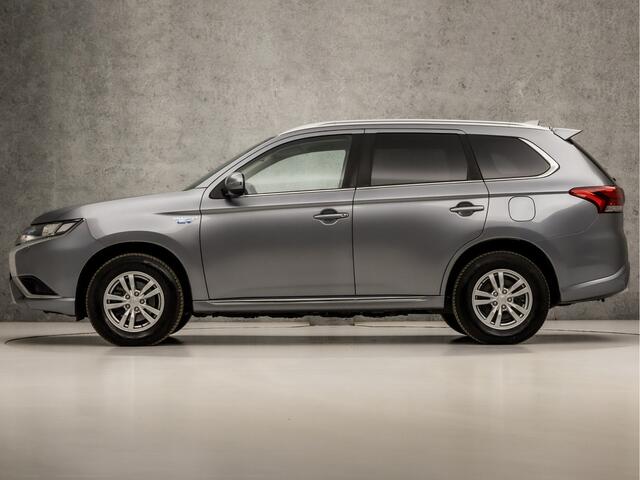 Mitsubishi OUTLANDER 2.0 PHEV X-Line 203pk Automaat (CAMERA, DAB+, ALCANTARA/LEER, SPORTSTOELEN, STOELVERWARMING, BLUETOOTH, GETINT GLAS, XENON, NIEUWSTAAT)