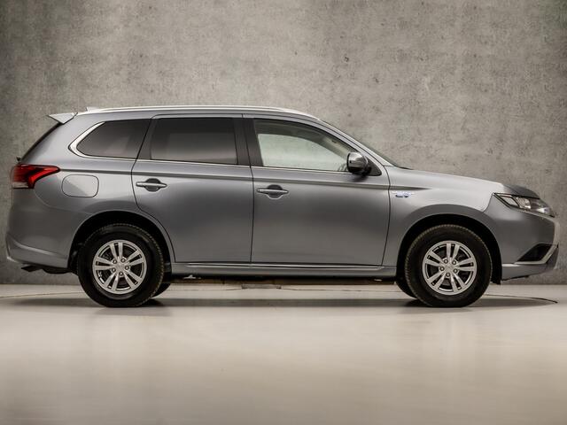 Mitsubishi OUTLANDER 2.0 PHEV X-Line 203pk Automaat (CAMERA, DAB+, ALCANTARA/LEER, SPORTSTOELEN, STOELVERWARMING, BLUETOOTH, GETINT GLAS, XENON, NIEUWSTAAT)