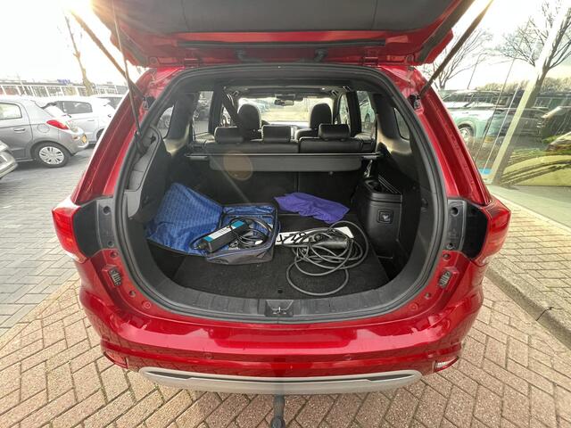 Mitsubishi OUTLANDER 2.4 PHEV Instyle | Schuifkanteldak | Leder | Elektrische achterklep | Trekhaak | FABRIEKSGARANTIE TOT 11-2028!