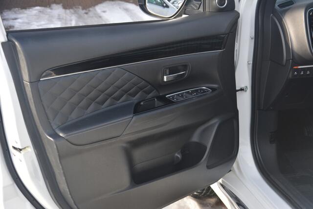 Mitsubishi OUTLANDER 2.4 PHEV S-Edition | Schuif-kanteldak | Leer | Keyless | 360 camera | DAB+ | Dodehoek assist | LDW |