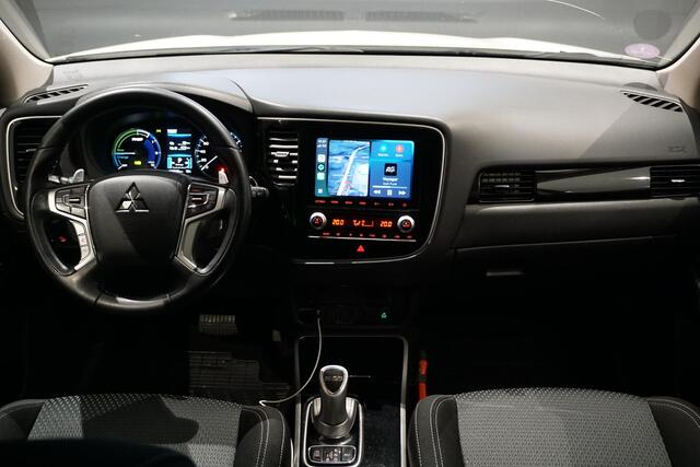 Mitsubishi OUTLANDER 2.4 PHEV Pure + TREKHAAK / CARPLAY / CAMERA / STOELVERWARMING /
