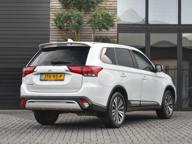 Mitsubishi OUTLANDER 2.0 Business Edition Navigatie Carplay Alcantara Bekleding 18 inch velgen Elektrische achterklep