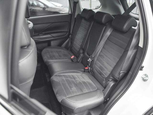 Mitsubishi OUTLANDER 2.0 Business Edition Navigatie Carplay Alcantara Bekleding 18 inch velgen Elektrische achterklep