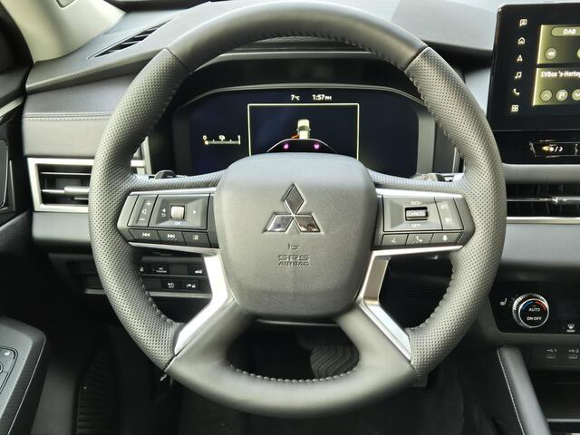 Mitsubishi OUTLANDER 2.4 PHEV First Edition DEMO | 20 inch | Trekhaak afneembaar | Leer/Alcantara | Leverbaar Mei | Private Glass | High end Audiosystem |