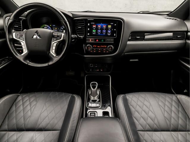 Mitsubishi OUTLANDER 2.4 PHEV Deluxe 225Pk Automaat (SCHUIFDAK, APPLE CARPLAY, 360 CAMERA, LEDER, ZWART HEMEL, ADAPTIVE CRUISE, GETINT GLAS, STOELVERWARMING, NIEUWE APK, NIEUWSTAAT)