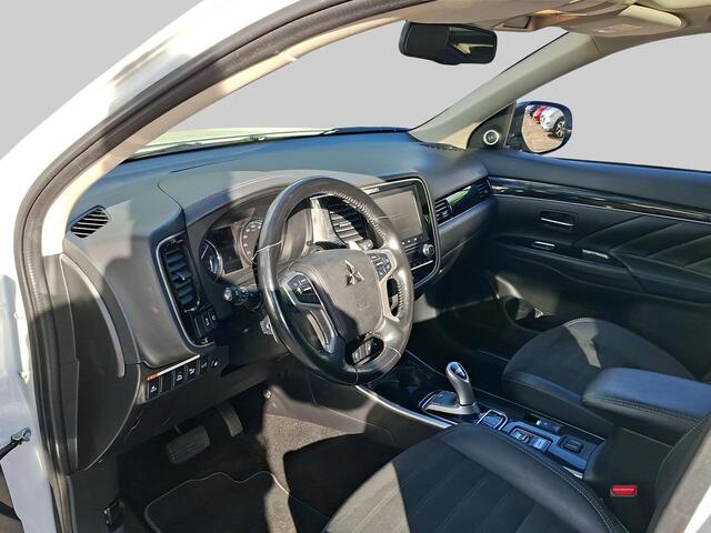 Mitsubishi OUTLANDER 2.4 PHEV Intense+ schuifdak | trekhaak | elektrische achterklep | Fabrieksgarantie tot 2027!