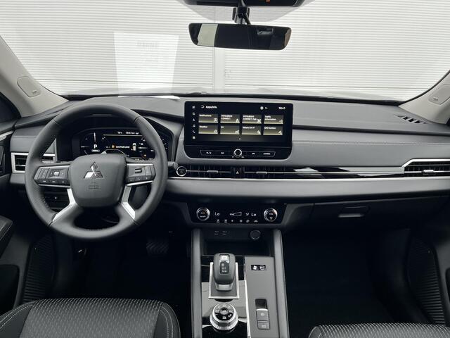 Mitsubishi OUTLANDER 2.4 PHEV Pure / ¤6.000,- Voordeel Op Nieuwprijs / Elektrische Range 86 KM WLTP / 1600KG Trekgewicht / 8 Jaar Fabrieksgarantie