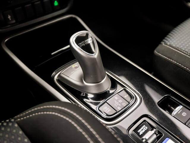 Mitsubishi OUTLANDER 2.4 PHEV Deluxe 225Pk Automaat (APPLE CARPLAY, CLIMATE, CAMERA, TREKHAAK, STOELVERWARMING, SPORTSTOELEN, KEYLESS, CRUISE, XENON, NIEUWSTAAT)