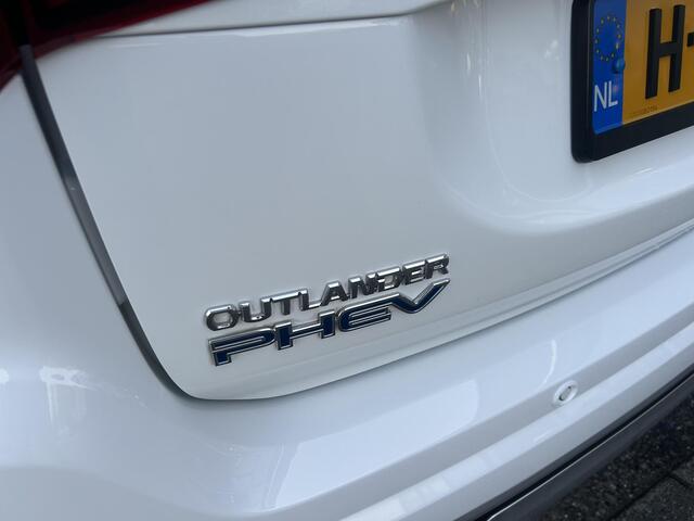 Mitsubishi OUTLANDER 2.4 PHEV Pure +