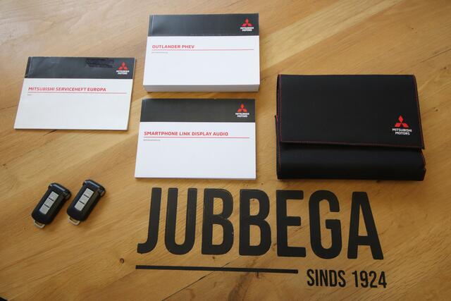 Mitsubishi OUTLANDER 2.4 PHEV Intense één van de allerlaatste uit deze serie Outlanders! Navigatie, stoelverwarming