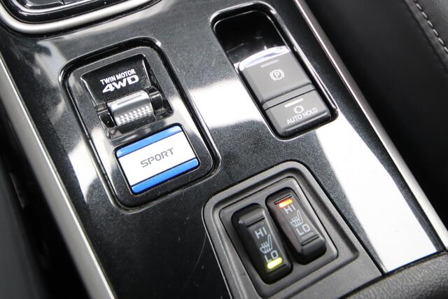 Mitsubishi OUTLANDER 2.4 PHEV Intense één van de allerlaatste uit deze serie Outlanders! Navigatie, stoelverwarming