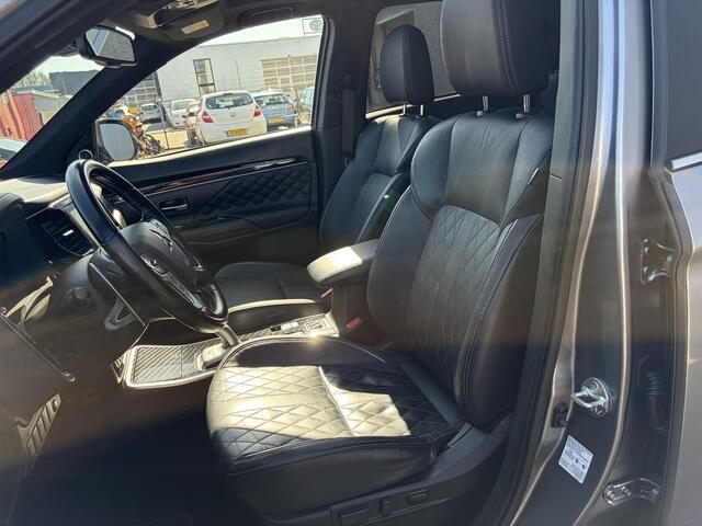 Mitsubishi OUTLANDER 2.4 PHEV Intense+ / Trekhaak / Schuifdak / Navigatie / Achteruitrijcamera /