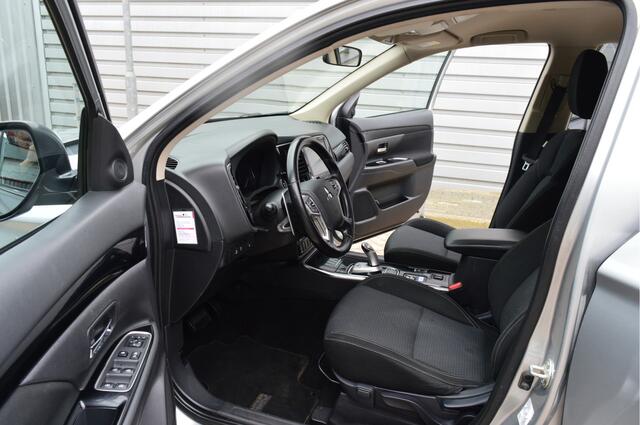 Mitsubishi OUTLANDER 2.4 PHEV Pure O.a: Haak, PDC, Camera, Keyless, Carplay, DAB, Etc. All-in prijs!