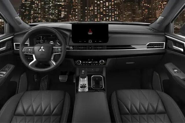 Mitsubishi OUTLANDER 2.4 PHEV Black Edition MY26 / ¤ 4.000,- Voordeel Op Nieuwprijs / Prijs is Rijklaar / Elektrische Range 86 KM WLTP / 1600KG Trekgewicht / 8 Jaar Fabrieksgarantie /