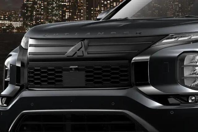 Mitsubishi OUTLANDER 2.4 PHEV Black Edition MY26 / ¤ 4.000,- Voordeel Op Nieuwprijs / Prijs is Rijklaar / Elektrische Range 86 KM WLTP / 1600KG Trekgewicht / 8 Jaar Fabrieksgarantie /