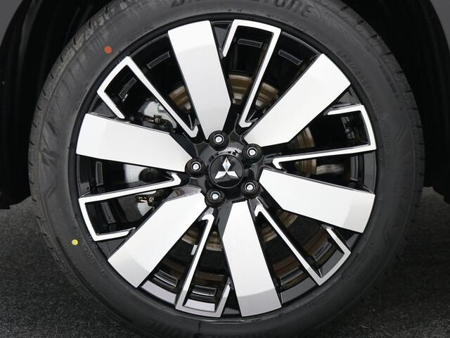 Mitsubishi OUTLANDER 2.4 PHEV Instyle+ /¤ 6.000,- Voordeel Op Nieuwprijs / Prijs is Rijklaar inclusief trekhaak / Elektrische Range 86 KM WLTP / 1600KG Trekgewicht / 8 Jaar Fabrieksgarantie / Two-Tone kleuren combinatie /