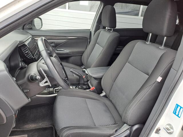 Mitsubishi OUTLANDER 2.0 2WD Intense+ 7-Persoons Stuur/stuur Verwarming, Cruise control,