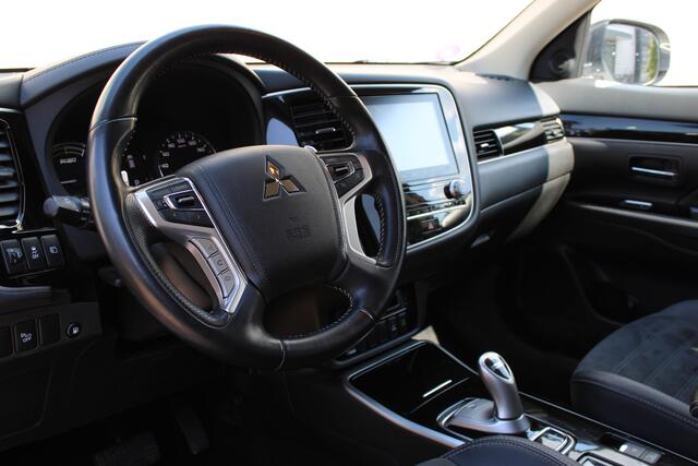 Mitsubishi OUTLANDER 2.4 PHEV Intense+ | Trekhaak | Camera | Navigatie |