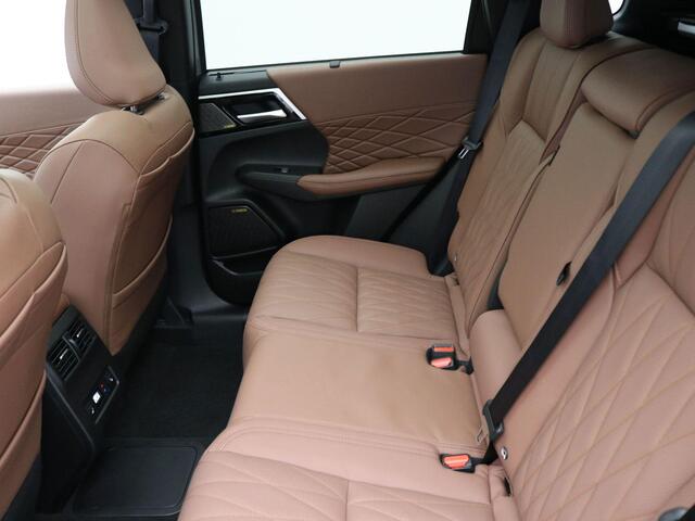 Mitsubishi OUTLANDER 2.4 PHEV Instyle+ /¤ 4.500,- Voordeel Op Nieuwprijs / Elektrische Range 86 KM WLTP / 1600KG Trekgewicht / 8 Jaar Fabrieksgarantie / Two-Tone kleuren combinatie /