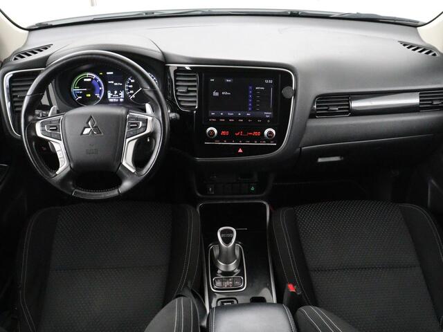 Mitsubishi OUTLANDER 2.4 PHEV Pure+ | SOH 71,6% | Stoelverwarming | Carplay | Camera | Trekhaak | Keyless | Climate control | DAB | Full LED | Cruise control | Bluetooth | Plug In